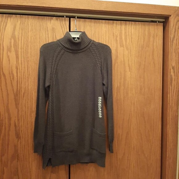 Jeanne Pierre. Women's Gray Sweater with Two Front Pockets with a Gold